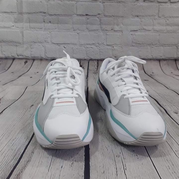 Barely worn women's Puma Sneaker - Picture 3 of 6